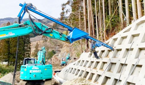 鉄筋挿入工（ロックボルト工）の画像